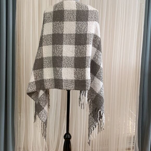 🍁SALE $10🍁 BUFFALO PLAID check poncho gray/white fringed RN125525 - Picture 4 of 10
